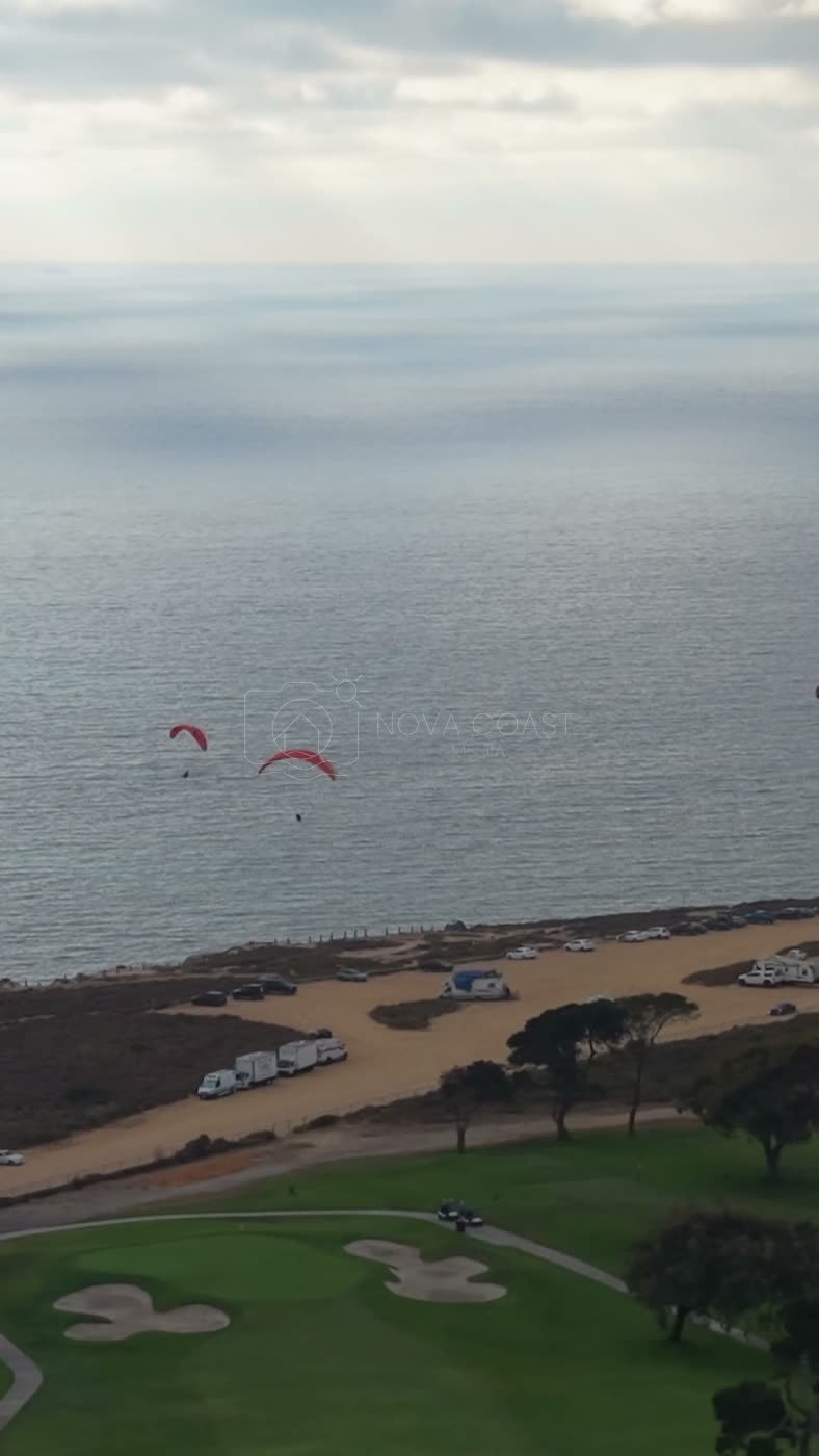 Paragliders Soaring Over the Pacific at Torrey Pines Gliderport – Elevated Perspective (Vertical)